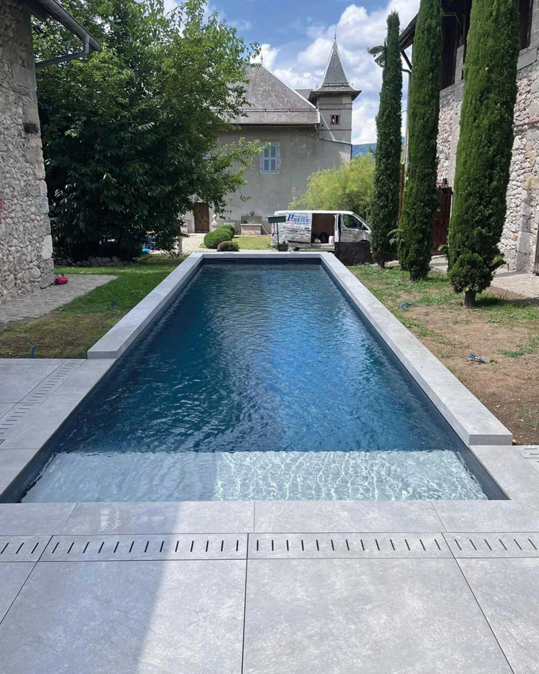 strefa basenu połączona z tarasem.webp